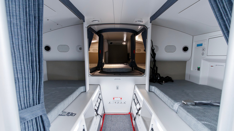 비행기 내부의 승무원 휴식 공간.