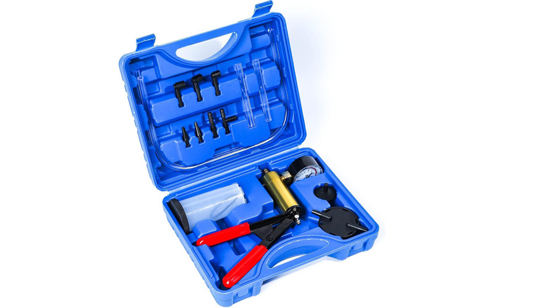 내부에 브레이크 진공 도구가 포함된 파란색 케이스