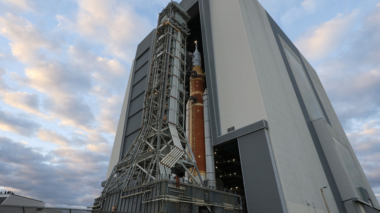 발사 준비를 하고 있는 아르테미스 II 로켓