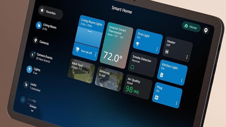날씨와 메뉴의 다른 부분을 보여주는 Amazon Echo Show.