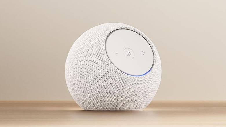 테이블 위의 Amazon Echo Dot.