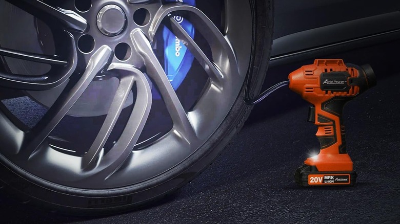 타이어에 연결된 Avid Power 타이어 팽창기.