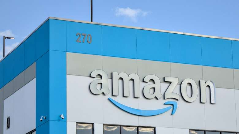 사무실 건물에 아마존 로고가 있습니다.