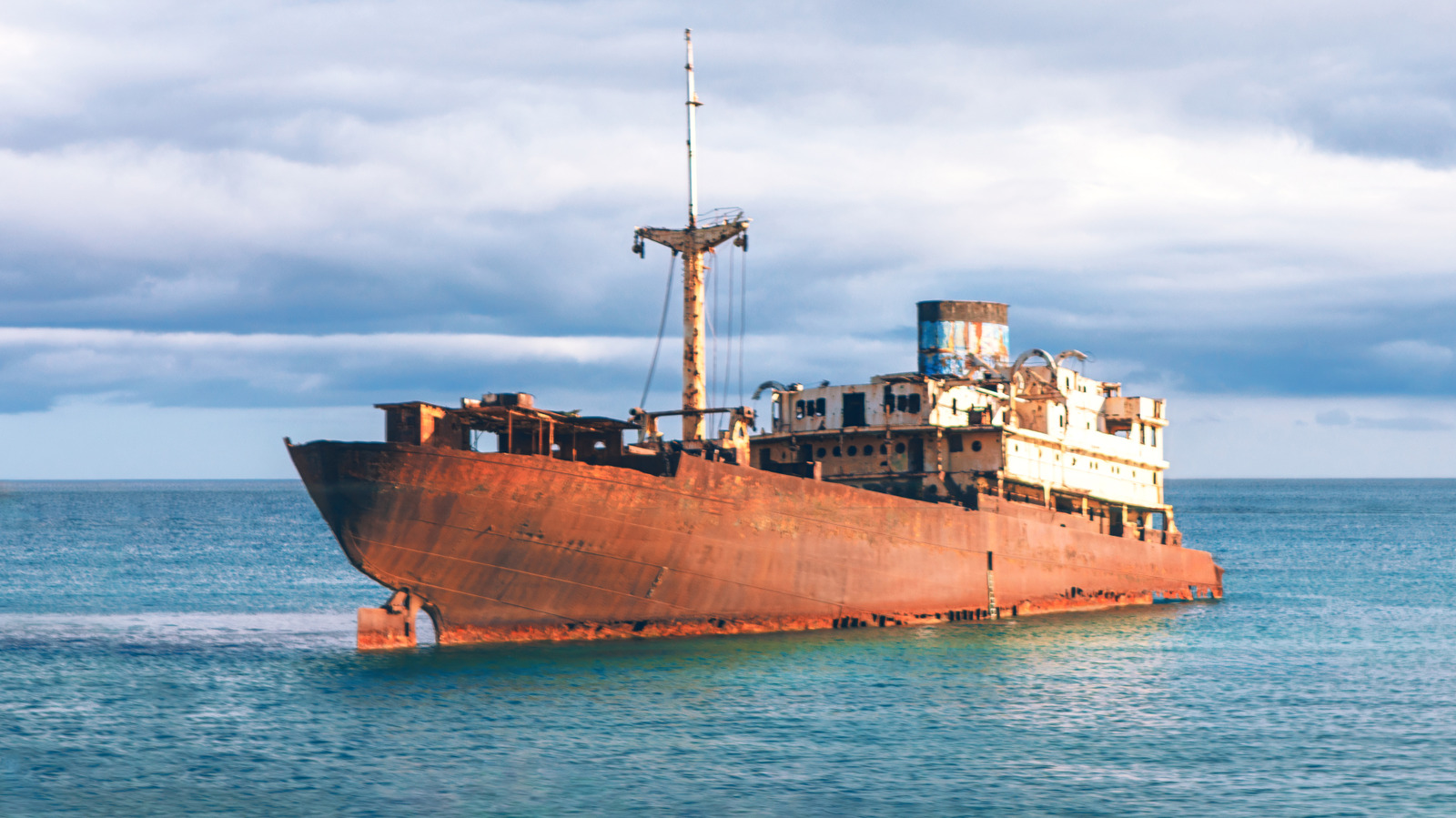 '완전히 절박하다': 2025년 바다에 버려진 선박 기록 세워