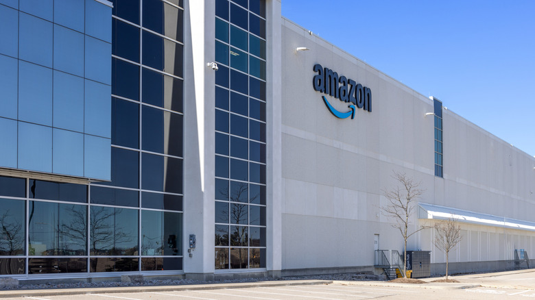 주차장에서 본 거대 아마존 창고