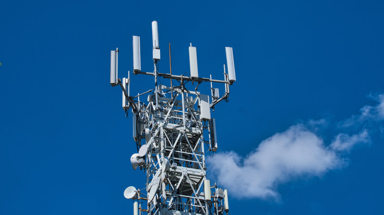 푸른 하늘 위로 휴대폰 타워