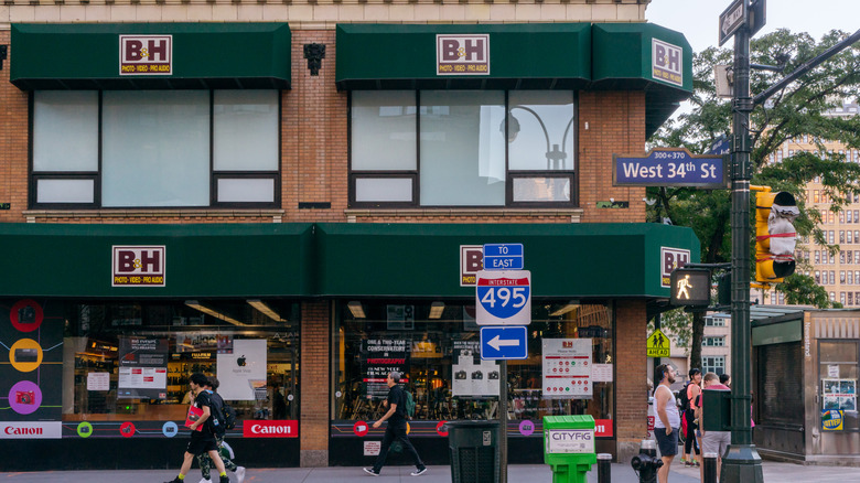 B&H 사진 비디오를 위한 매장 정면, 거리 모습