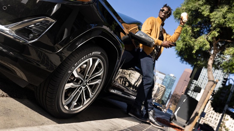 도시 환경에서 GMC Denali의 Michelin Defender2 타이어의 전면 3/4 경사 뷰