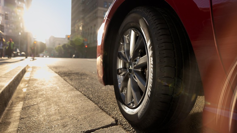 도시 환경에서 Toyota Camry의 Michelin Defender2 타이어