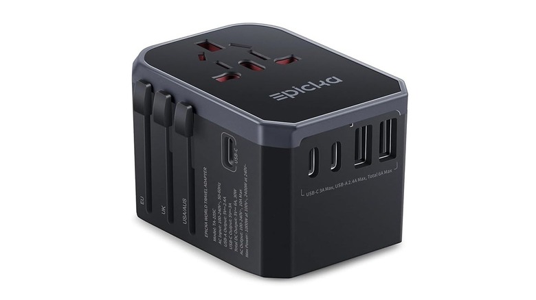 흰색 배경에 플러그 변환기 충전기