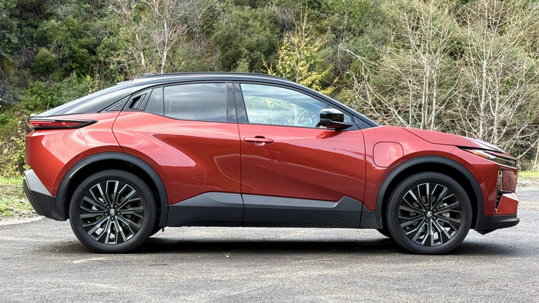 산에 주차된 2026 Toyota C-HR 측면 프로필
