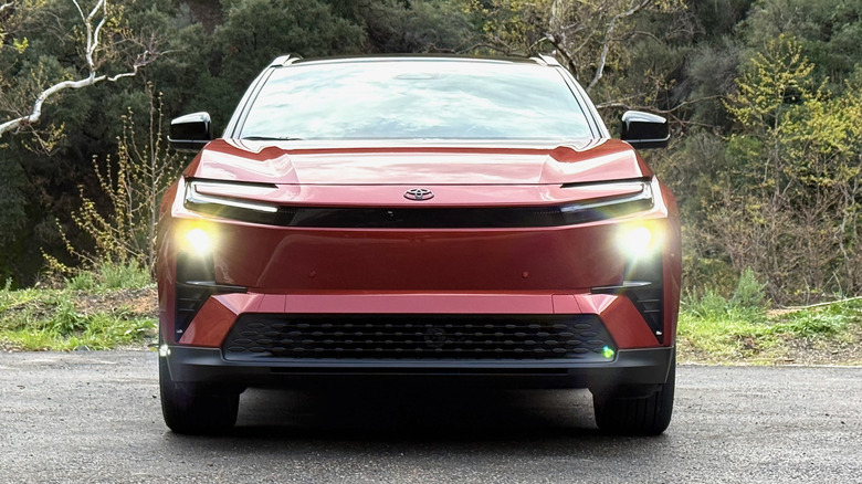 2026 토요타 C-HR 프론트엔드