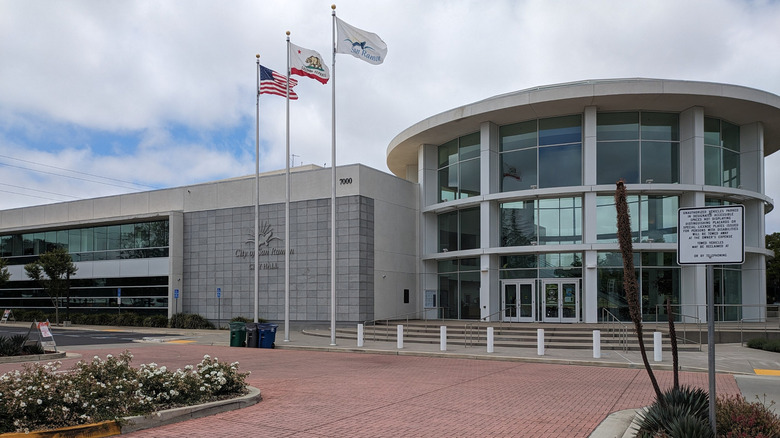 캘리포니아 산라몬 시청 입구의 모습.