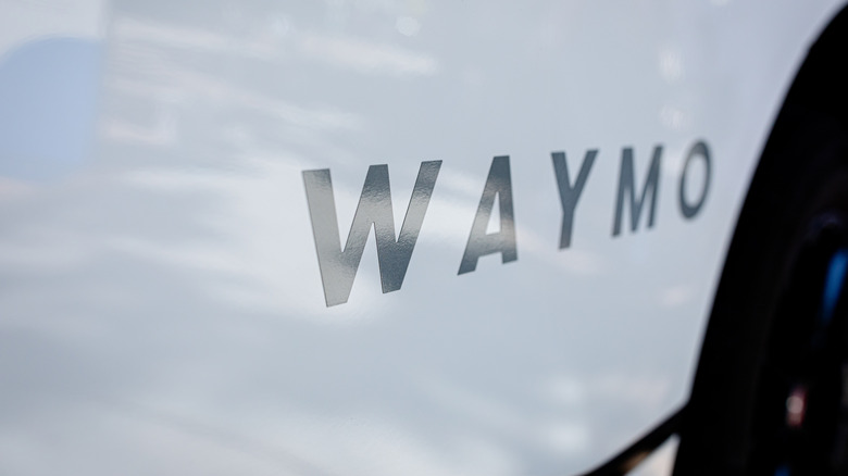 자동차 옆문에 있는 Waymo 로고