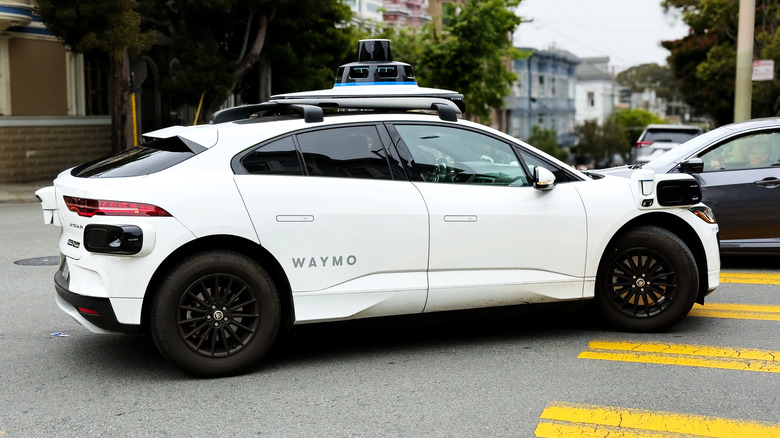 교차로를 주행하는 Waymo 무인 전기 자동차