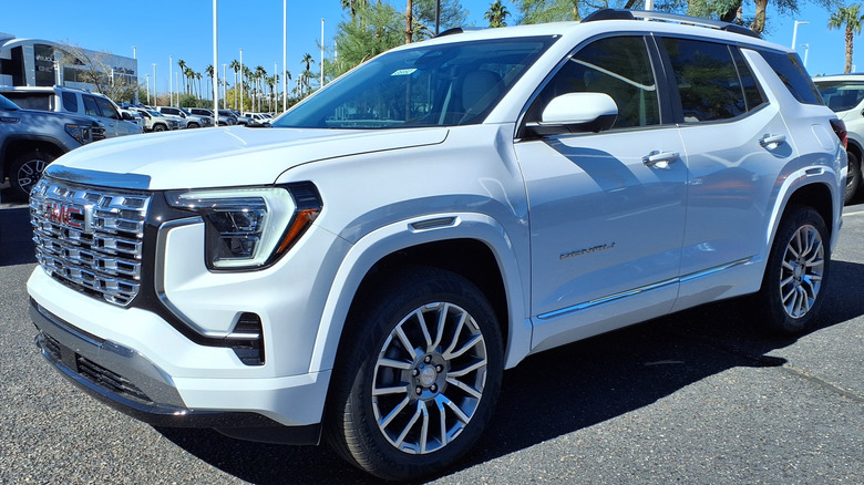 자동차 주차장의 GMC 지형