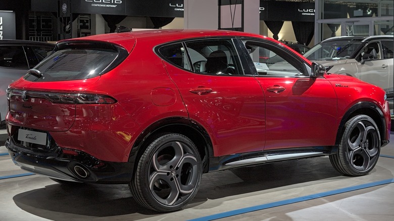 자동차 쇼에 전시된 2026 알파 로메오 토날레