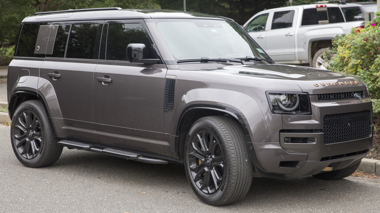 연석에 주차된 랜드로버 디펜더