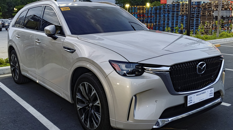 판매자 주차장에 주차된 Mazda CX-90