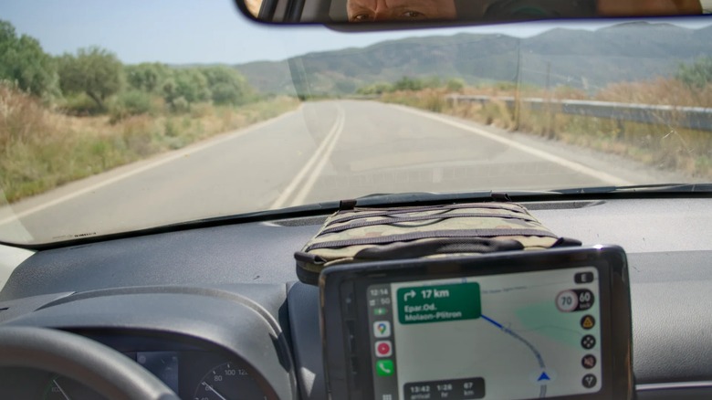 운전 중 차량 대시보드 위에 올려져 있는 4ROAM 스타링크 미니 어드벤처 백