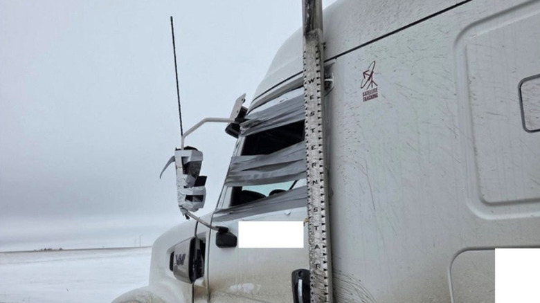 경찰이 견인한 덕트 테이프 트럭