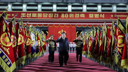 북한 정부가 제공한 이 사진에서, 북한 지도자 김정은(가운데)이 2025년 10월 10일 금요일 평양에서 열린 노동당 창건 80주년 기념 열병식에서 의장대를 사열하고 있다. 독립 언론인들은 북한 정부가 배포한 이 이미지에 묘사된 행사를 취재하기 위해 접근이 허용되지 않았다. 이 이미지의 내용은 제공된 것과 같으며 독립적으로 확인할 수 없습니다. 한국어 물