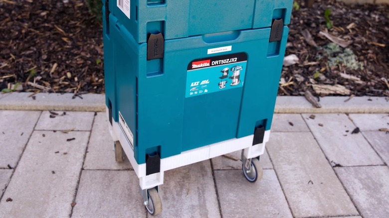 바퀴가 표시된 Makita MakPac용 3D 프린트 트롤리 베이스입니다.