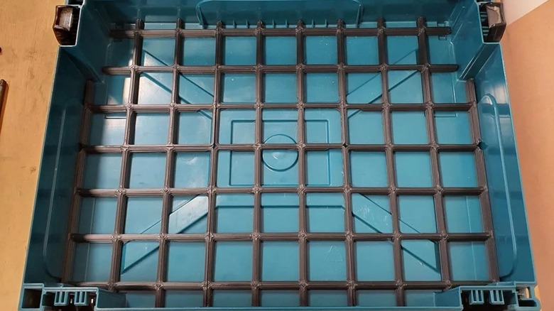 Gridfinity 베이스가 늘어선 Makita Makpac입니다.