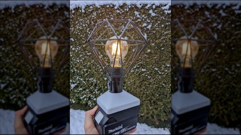 램프 어댑터가 부착된 Makita 18V 배터리.