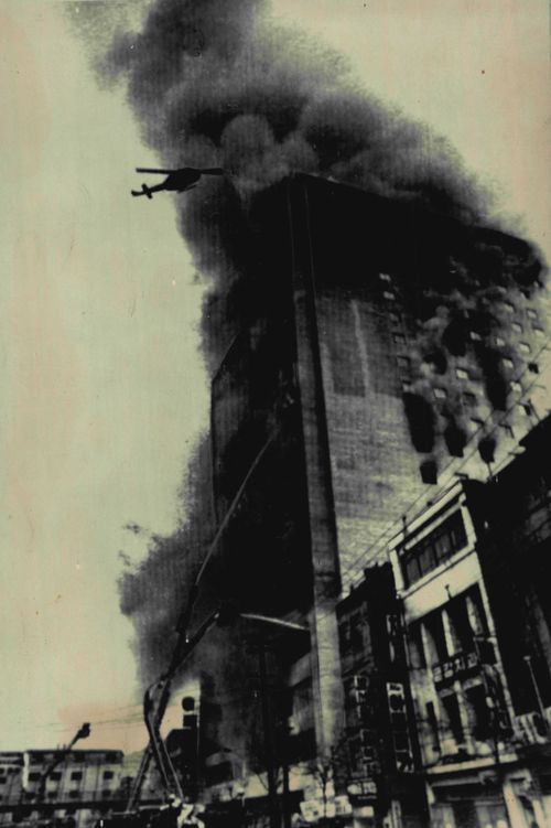 헬리콥터는 옥상에 있는 사람들을 구하기 위해 사용되었습니다.