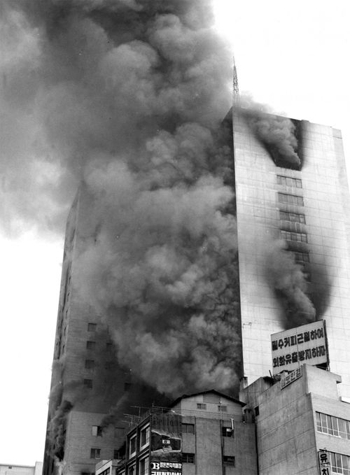 소방관들은 상층에서 사람들을 구출할 수 없었습니다.