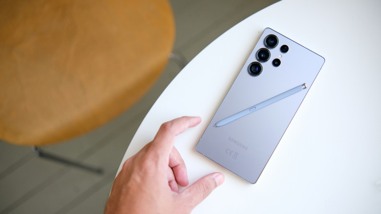 스타일러스가 장착된 Galaxy S25 Ultra