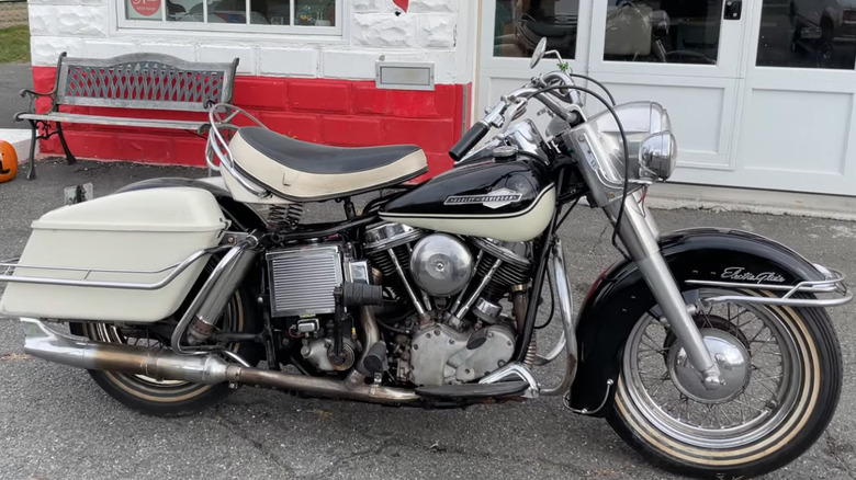 1965 Electra Glide Harley-Davidson 자전거 매장 외부