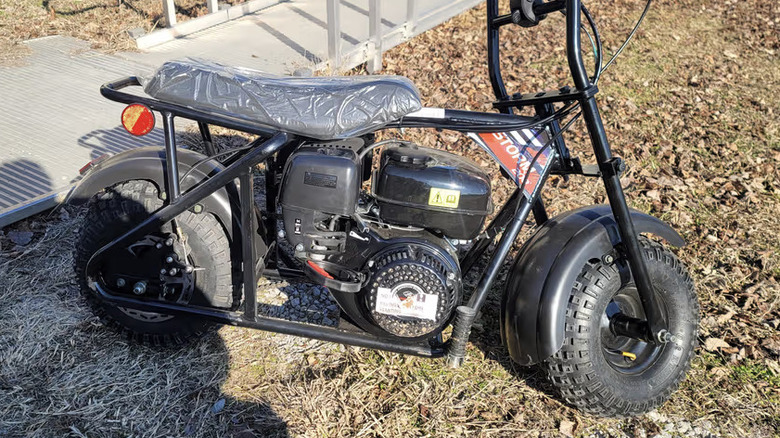 잔디밭에 주차된 고 파워 스포츠 트레일마스터 스톰 200