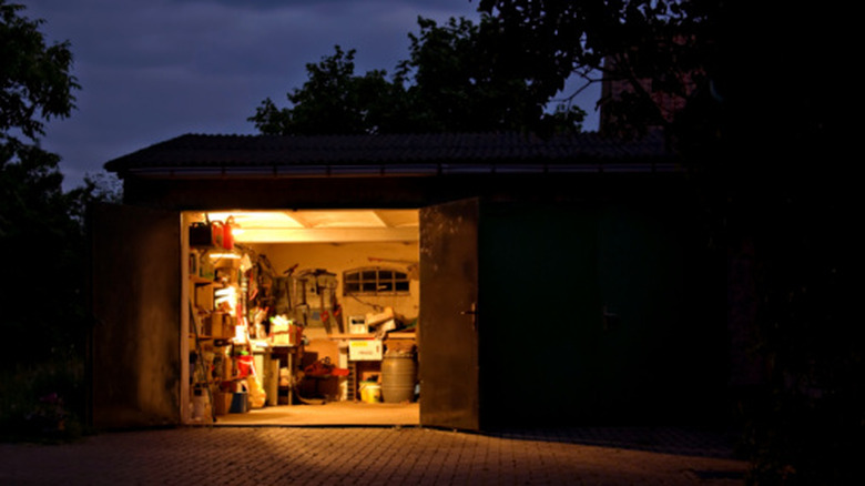 차고 문을 열고 조명을 켭니다.