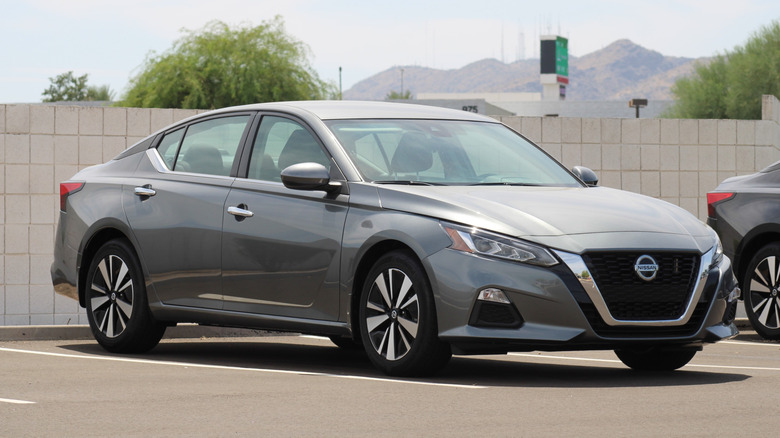 딜러 주차장에 주차된 회색 닛산 알티마 세단