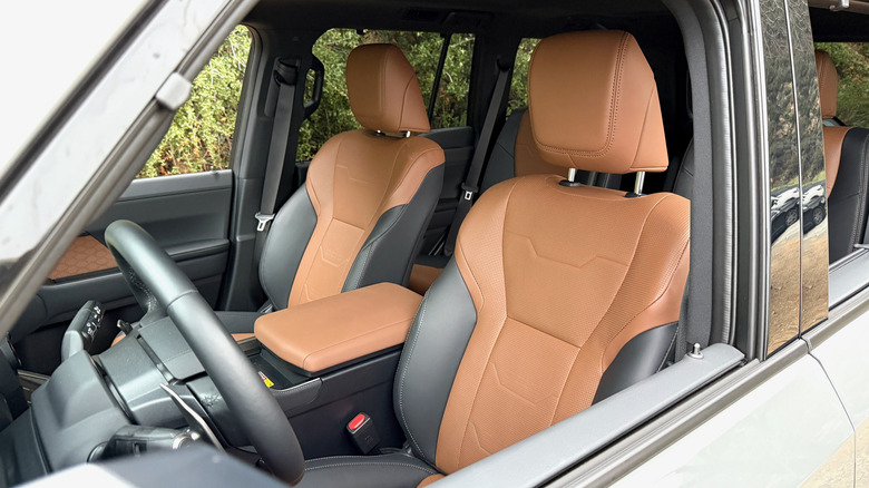 운전석 창문을 통해 Lexus GX 앞좌석의 모습