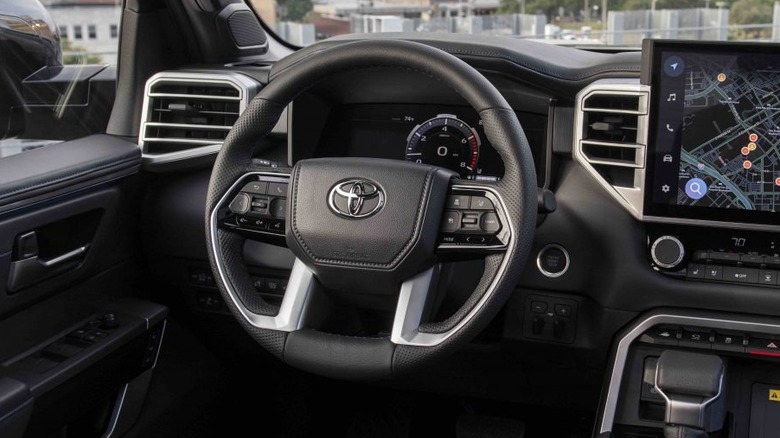 스티어링 휠을 가까이서 보여주는 2026 Toyota Tundra의 내부