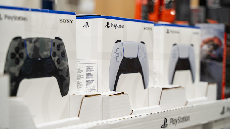 매장 선반에 있는 PlayStation 5 컨트롤러