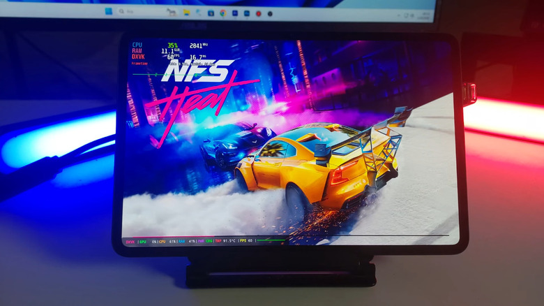 PC 게임을 하고 있는 Android 태블릿