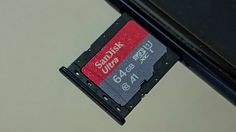장치의 microSD 카드 슬롯에 있는 microSD 카드
