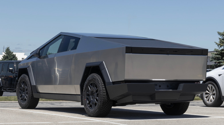 주차장에 있는 Tesla Cybertruck의 후면 3/4 뷰