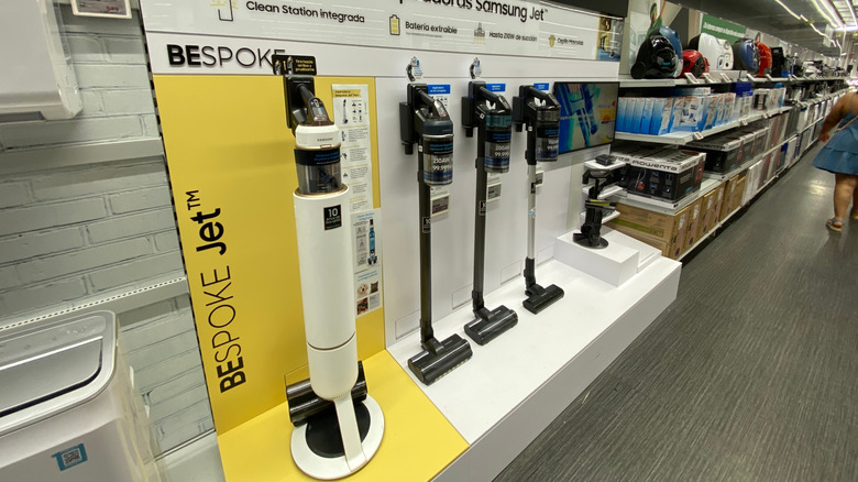 흰색 삼성 비스포크 제트 스틱을 보여주는 디스플레이