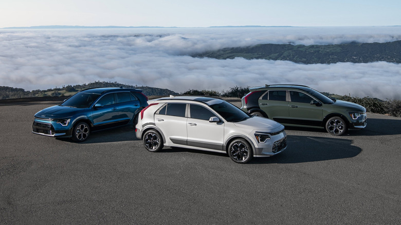 언덕 위, 구름 아래 기아 니로 라인업