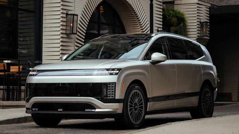 도시 건물 밖에 주차된 2026 현대 아이오닉 9