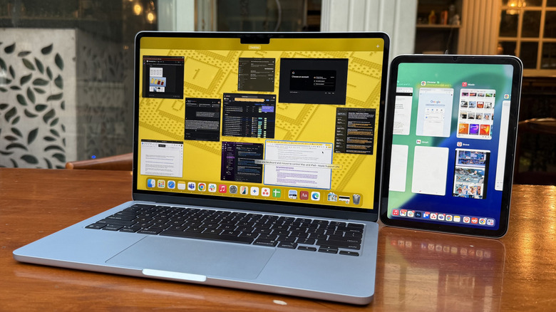아이패드 미니와 맥북에어.