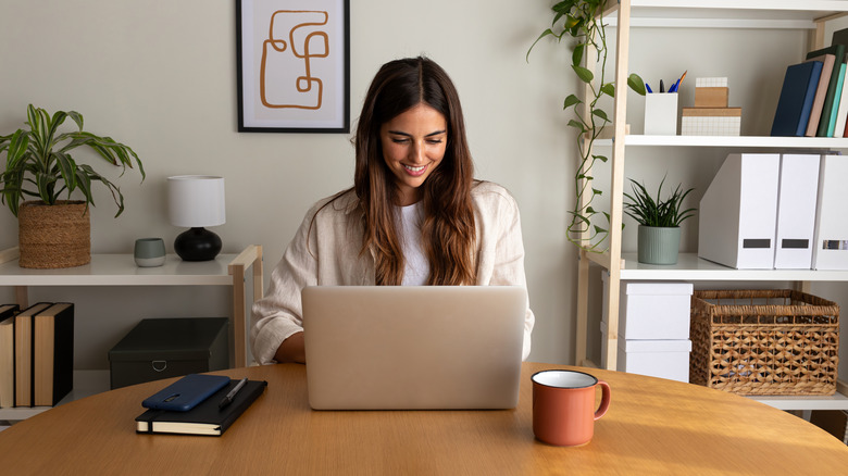 노트북에서 일하는 여자