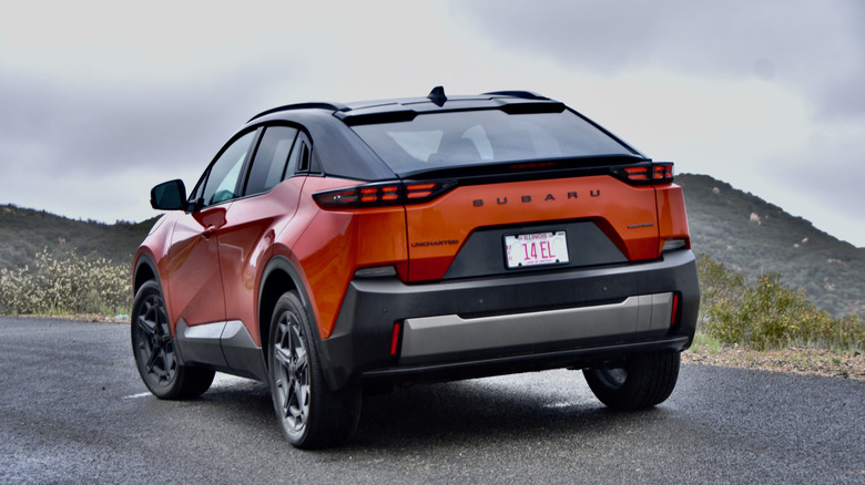 2026 스바루 언차티드 리어 쿼터뷰.