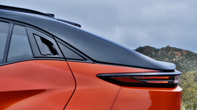 2026 스바루 언차티드 뒷문 손잡이.