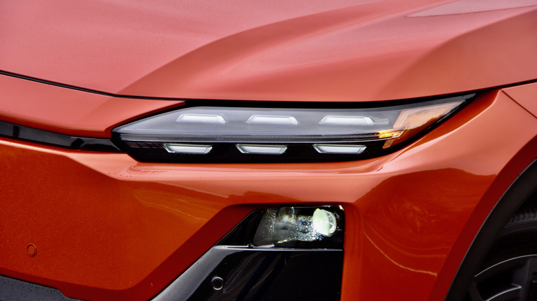 2026 스바루 언차티드 헤드라이트.